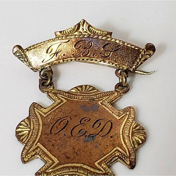 ANTIQUE Victorian Gold-plated Engraved Monogram Pin Badge 1900s Collectible - Picture 1 of 5